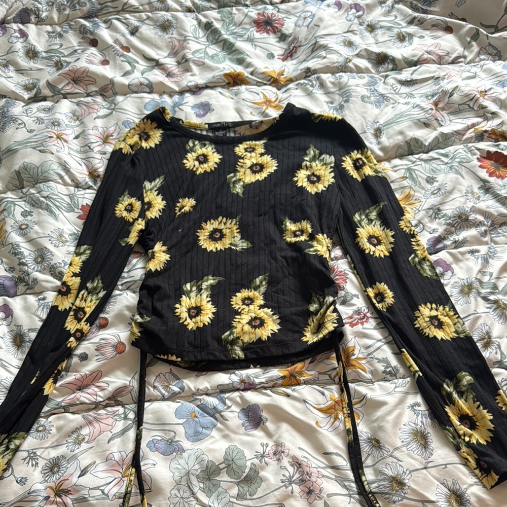 Rue21 Black and Yellow Ruched Long Sleeve Blouse